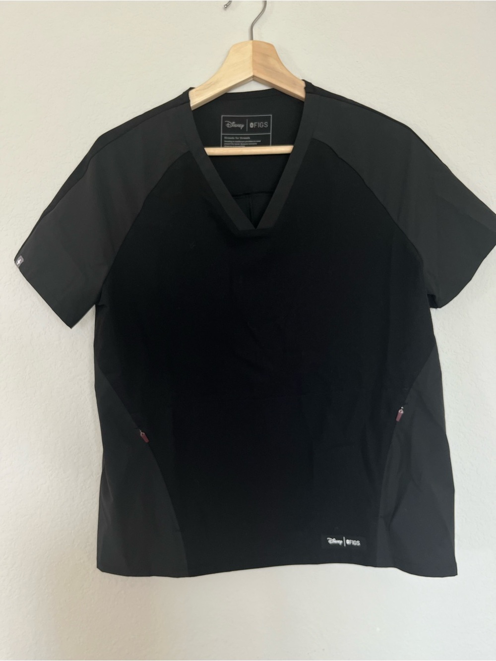 FIGS Men’s Black V-Neck Short Sleeve Scrub Top